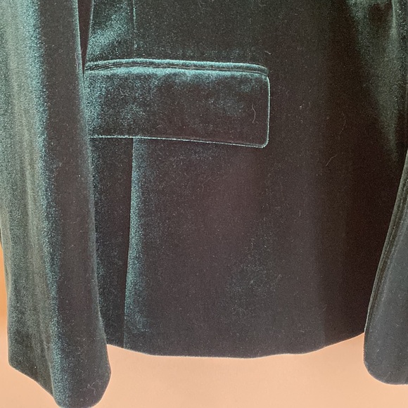 Tahari emerald green velvet blazer with button detail. Size 10 - Picture 4 of 5